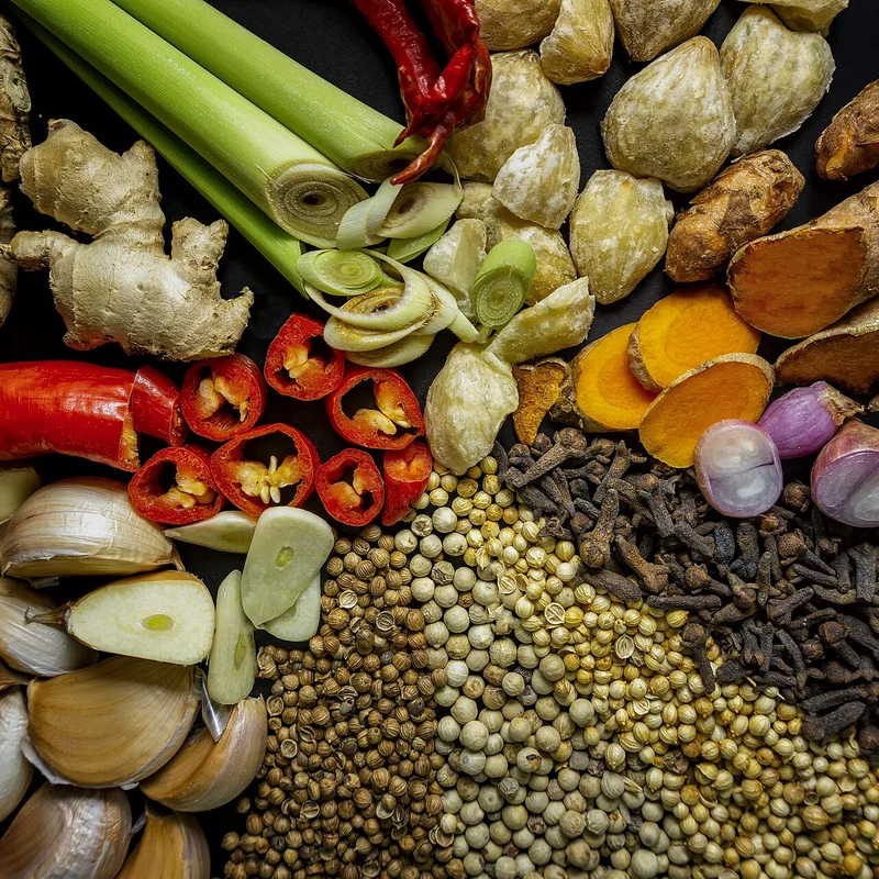 Selección de especias y botánicos aromáticos para café e infusión