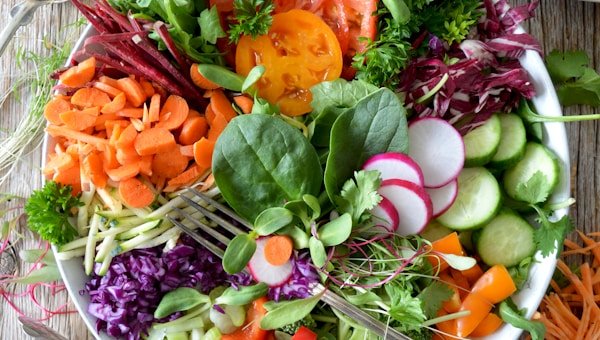 Ensalada de huerta con brotes tiernos y vinagreta cítrica