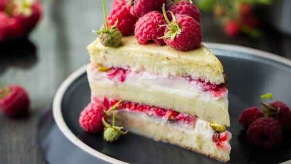 Tarta mousse de frambuesas con pistacho