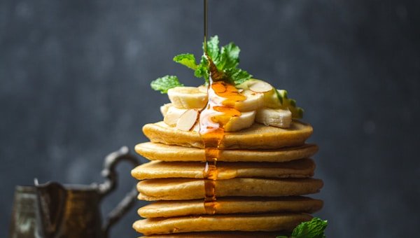 Pancakes soufflé con miel y frutas silvestres